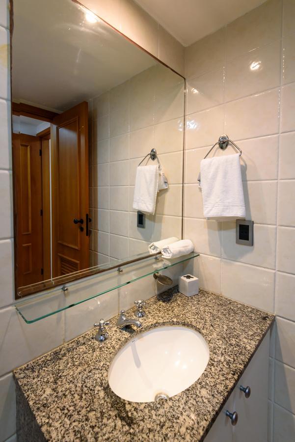 Apartamento Omar do Rio - FO 407 ApartHotel com Garagem, Piscina, Sauna e Academia a 50 metros da Praia de Ipanema e 300 metros da Praia de Copacabana