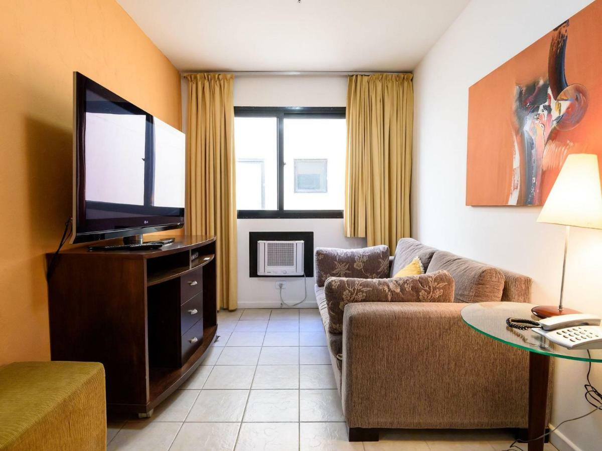 Omar do Rio - FO 407 ApartHotel com Garagem, Piscina, Sauna e Academia a 50 metros da Praia de Ipanema e 300 metros da Praia de Copacabana *