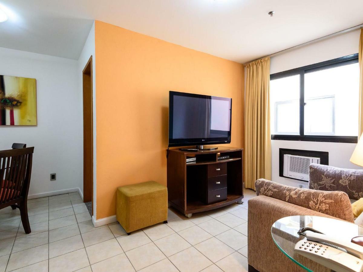 Omar do Rio - FO 407 ApartHotel com Garagem, Piscina, Sauna e Academia a 50 metros da Praia de Ipanema e 300 metros da Praia de Copacabana Apartamento *