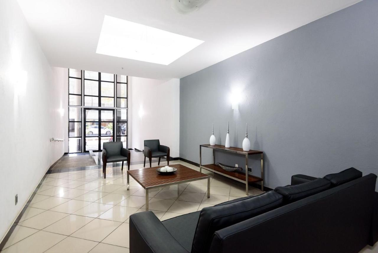 Omar do Rio - FO 407 ApartHotel com Garagem, Piscina, Sauna e Academia a 50 metros da Praia de Ipanema e 300 metros da Praia de Copacabana Apartamento