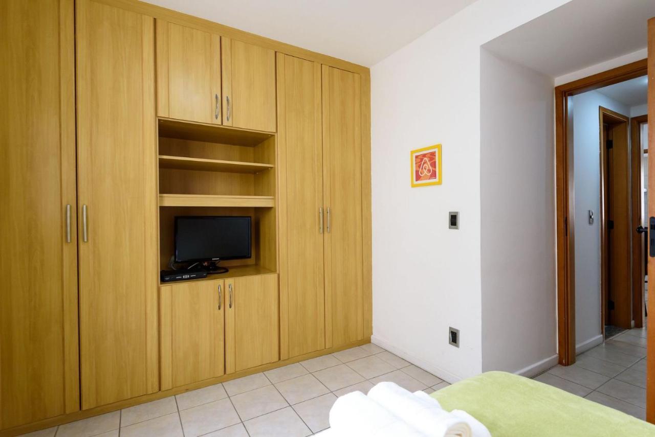 Omar do Rio - FO 407 ApartHotel com Garagem, Piscina, Sauna e Academia a 50 metros da Praia de Ipanema e 300 metros da Praia de Copacabana Apartamento *