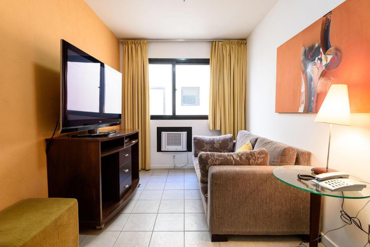 Omar do Rio - FO 407 ApartHotel com Garagem, Piscina, Sauna e Academia a 50 metros da Praia de Ipanema e 300 metros da Praia de Copacabana *